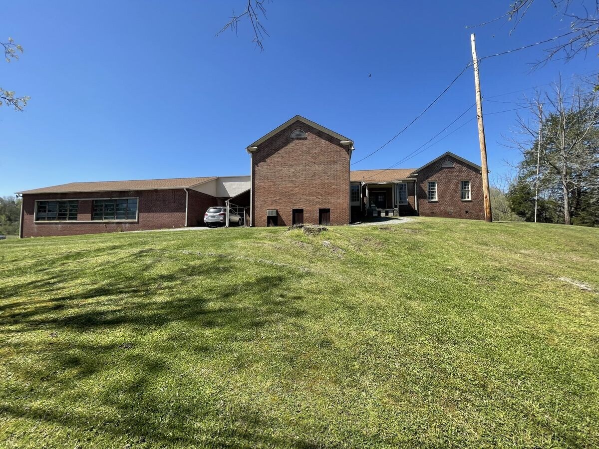 1915 Midway Rd, Strawberry Plains, TN 37871