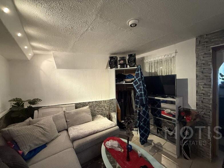 83 Cheriton High St, Folkestone for sale - Building Photo - Image 2 of 12