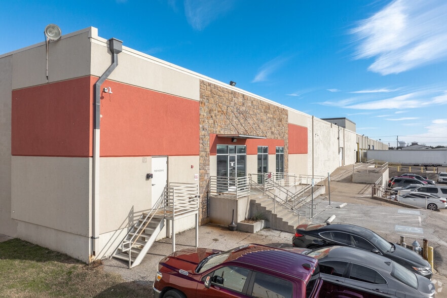 910 10th St, Plano, TX for lease - Building Photo - Image 1 of 23