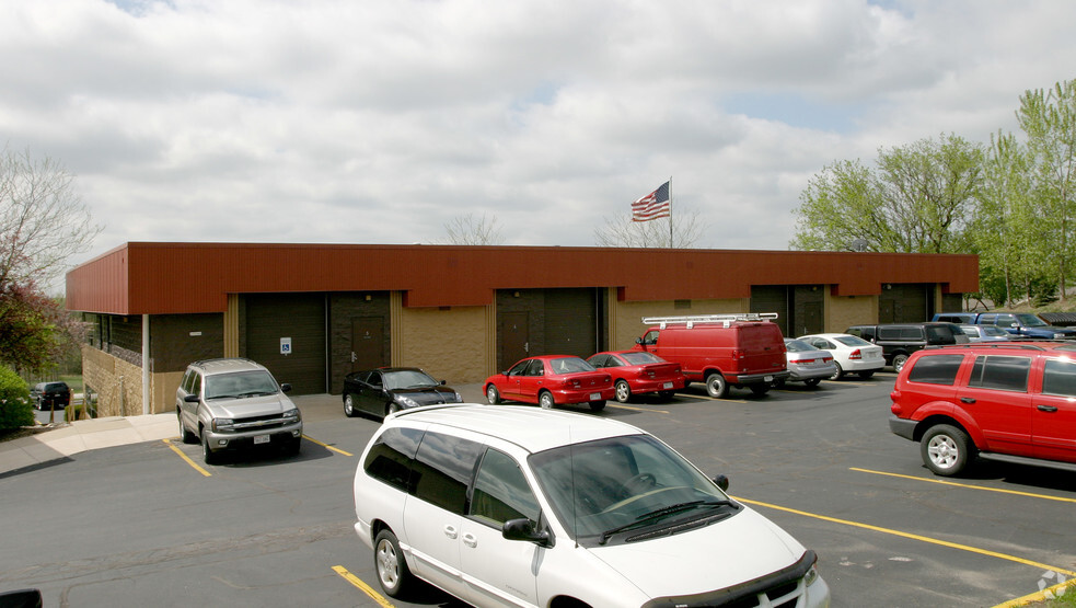 21140 W Capitol Dr, Brookfield, WI for lease - Building Photo - Image 3 of 20