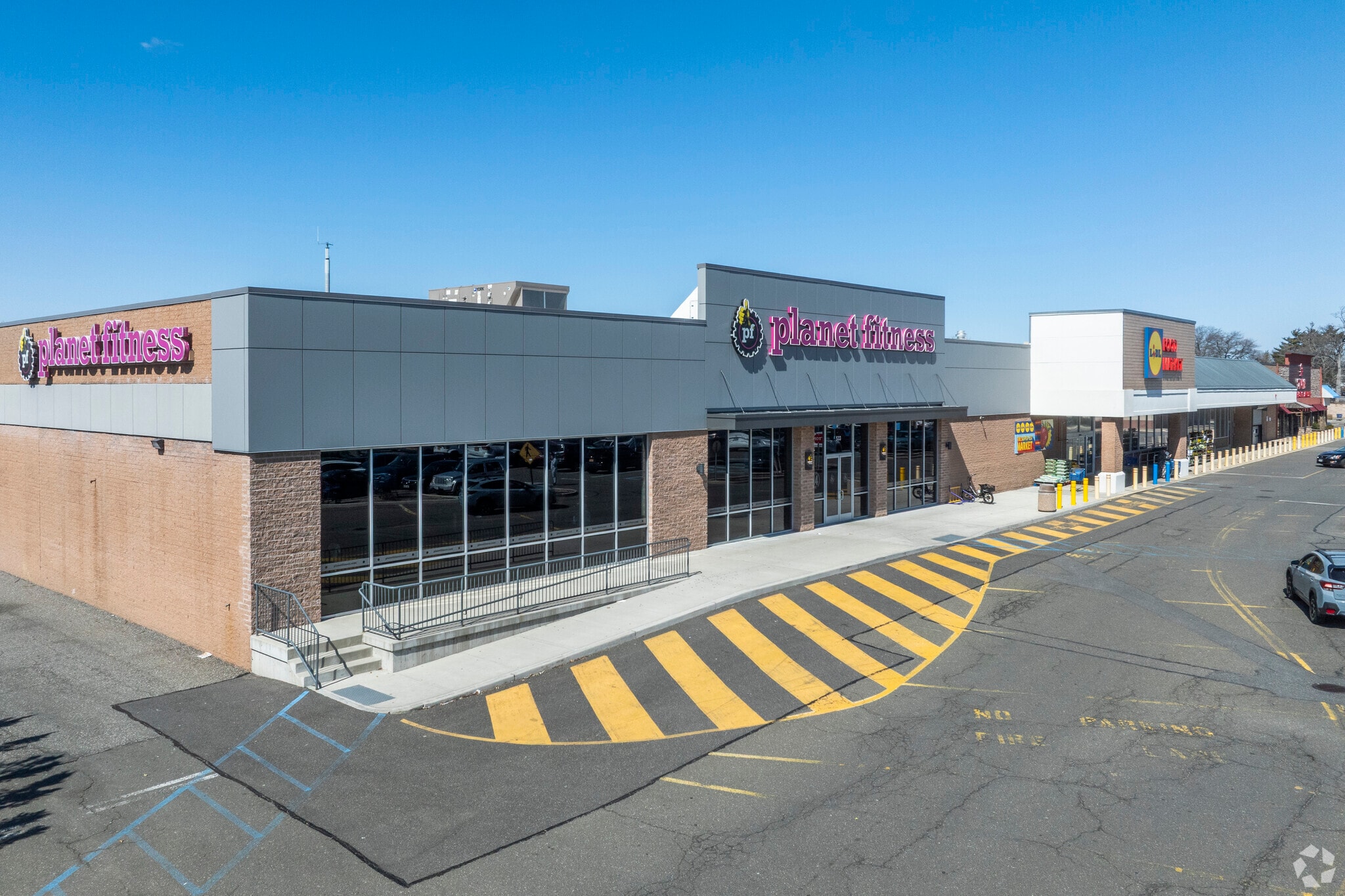 501-535 W Montauk Hwy, West Babylon, NY for sale Primary Photo- Image 1 of 1