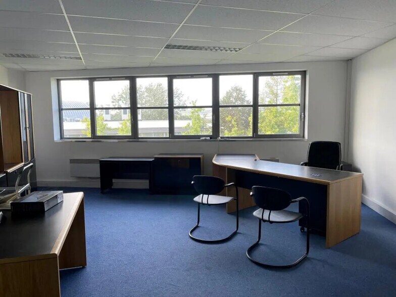 Office in Poissy for lease - Interior Photo - Image 2 of 8