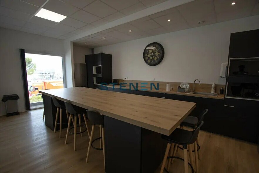 Office in Rousset for lease - Building Photo - Image 2 of 8