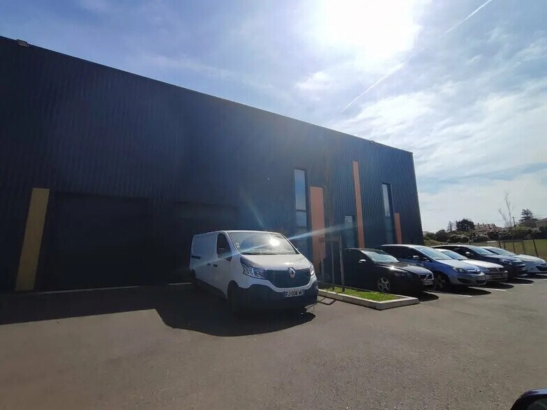 Flex in Villefontaine for sale - Building Photo - Image 3 of 9