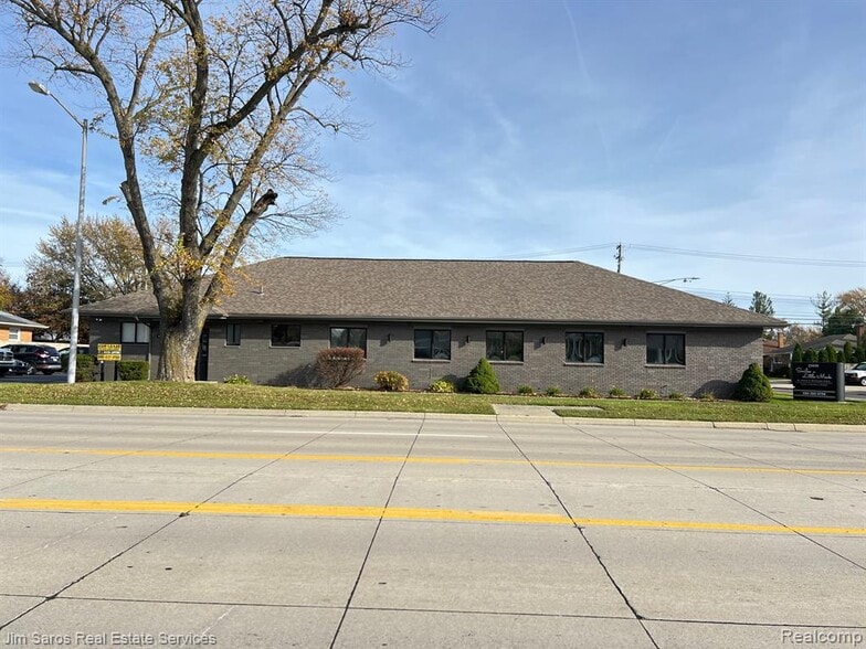 25630 Little Mack Ave, Saint Clair Shores, MI for lease - Building Photo - Image 1 of 7