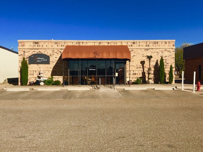 122 Clubview Dr, Levelland, TX 79336