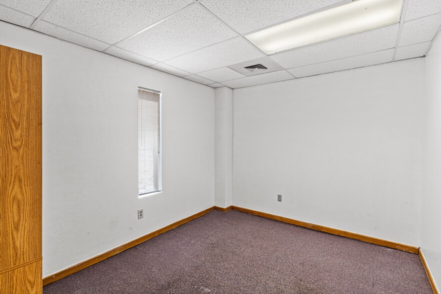 725 Desert Flower Blvd, Pueblo, CO for lease - Interior Photo - Image 3 of 9