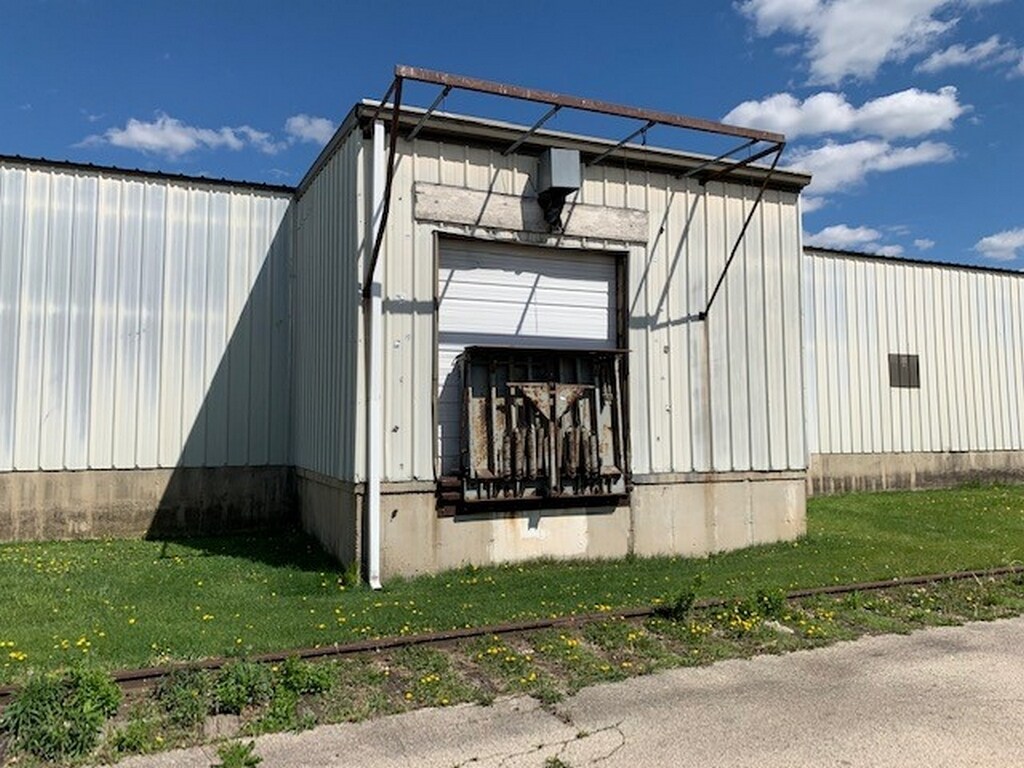 1150 McConnell Rd, Woodstock, IL 60098