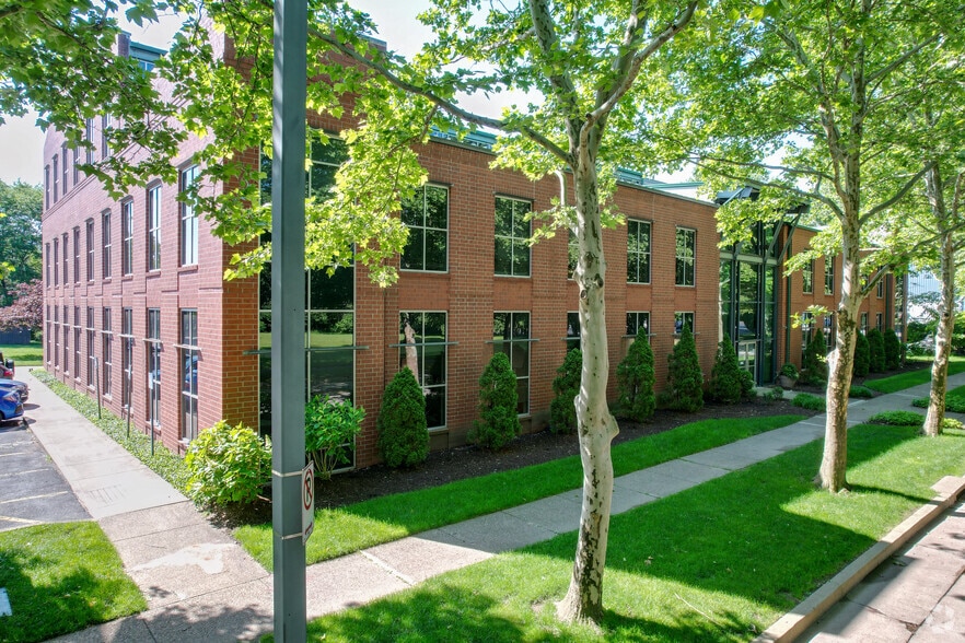 800 Waterfront Dr, Pittsburgh, PA for lease - Primary Photo - Image 1 of 10