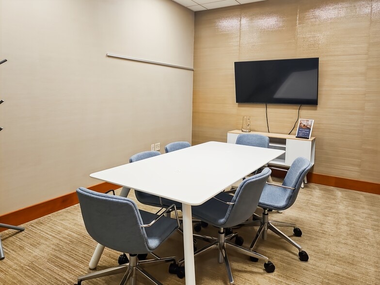 318 1st Ave SW, Rochester, MN for lease - Lobby - Image 2 of 15