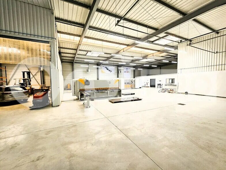 Flex in Soissons for lease - Interior Photo - Image 2 of 8