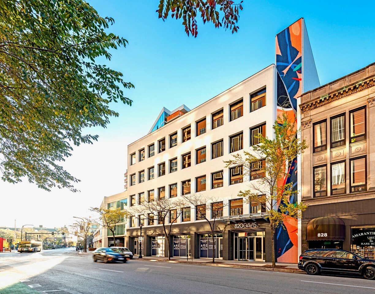 820 Davis St, Evanston, IL for lease Building Photo- Image 1 of 18