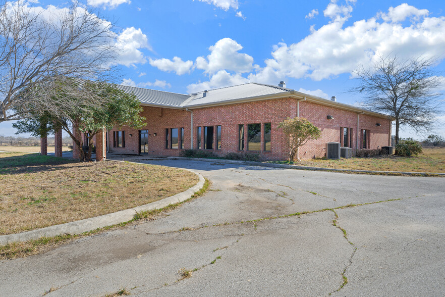 7704 S Loop 1604 E, Elmendorf, TX for lease - Building Photo - Image 1 of 8