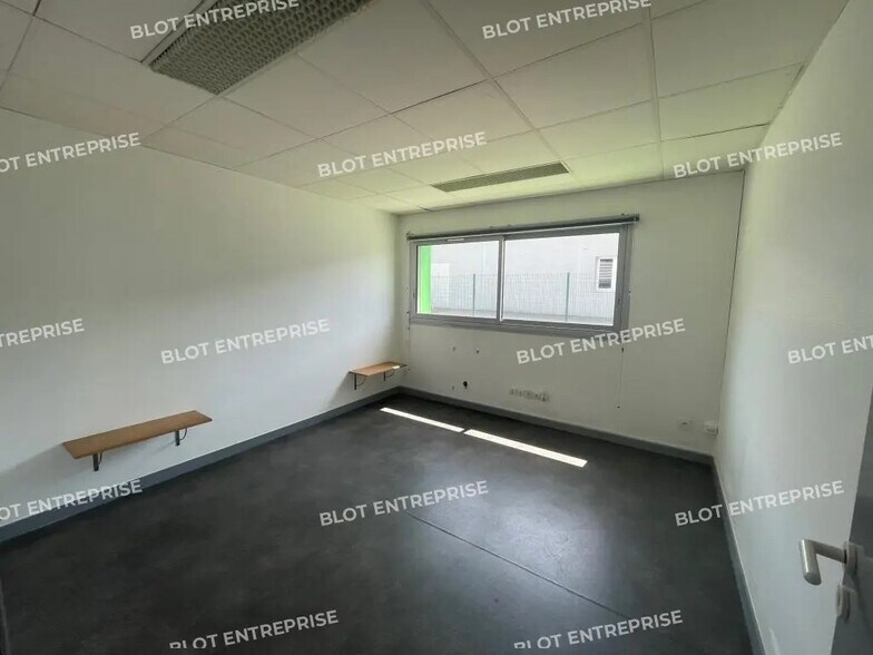 Office in Lanester for lease - Building Photo - Image 3 of 7