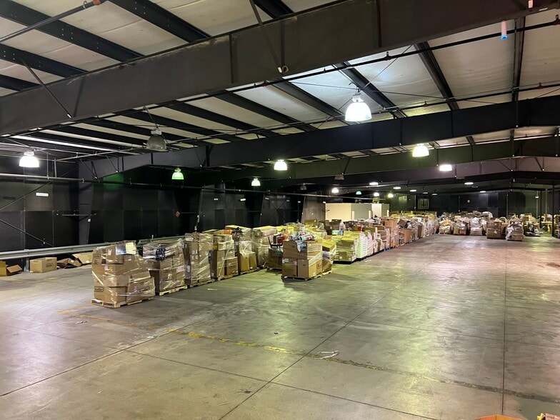 9501 Airport Dr, Fort Wayne, IN for lease - Building Photo - Image 2 of 4