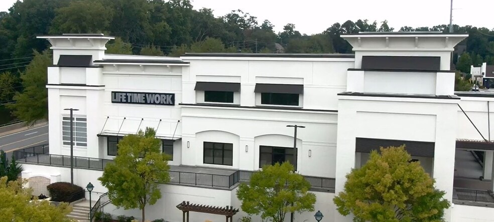 5600 Roswell Rd, Sandy Springs, GA for lease - Building Photo - Image 2 of 9