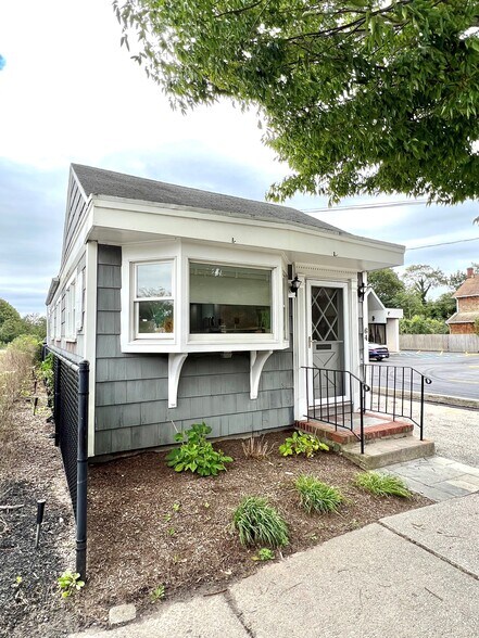 64 Sunset Ave, Westhampton Beach, NY for sale - Building Photo - Image 1 of 1