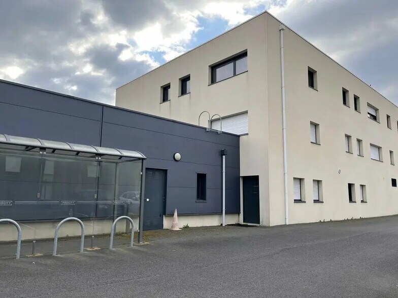 Office in Auray for lease - Building Photo - Image 1 of 5