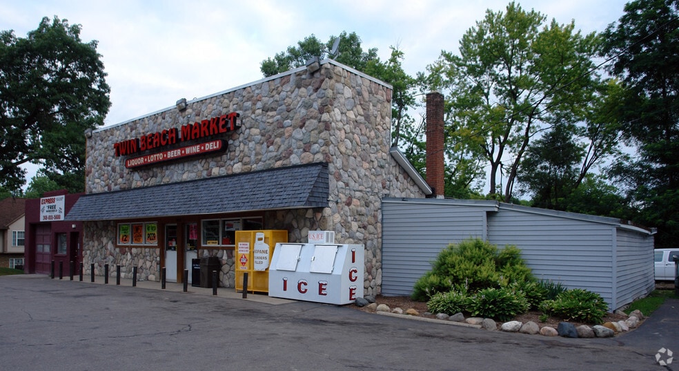 4292-4296 Green Lake Rd, West Bloomfield, MI for sale - Primary Photo - Image 1 of 9