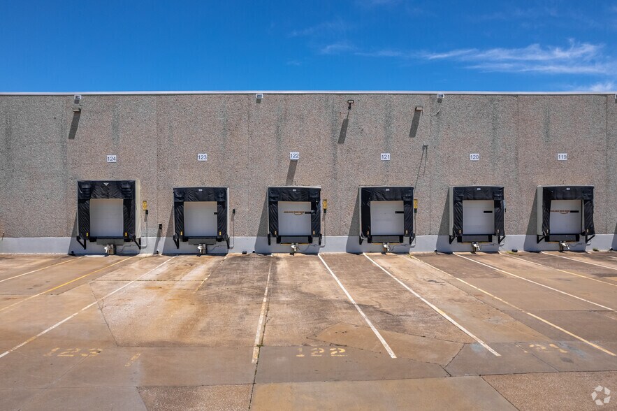 8901 Forney Rd, Dallas, TX for lease - Building Photo - Image 2 of 6