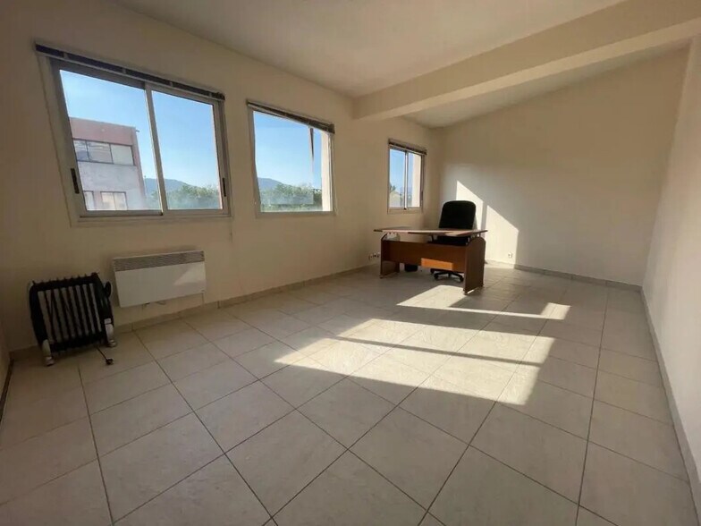 Office in Cannes for sale - Interior Photo - Image 3 of 12