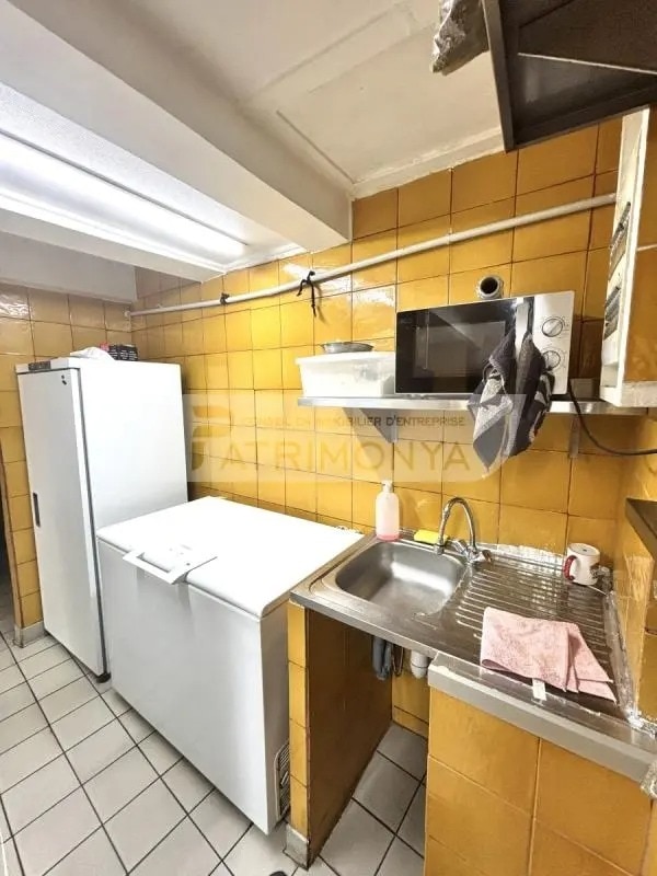 Retail in Marseille for lease Interior Photo- Image 1 of 4