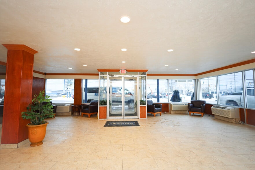 14043 Brookpark Rd, Brook Park, OH for sale - Interior Photo - Image 2 of 13