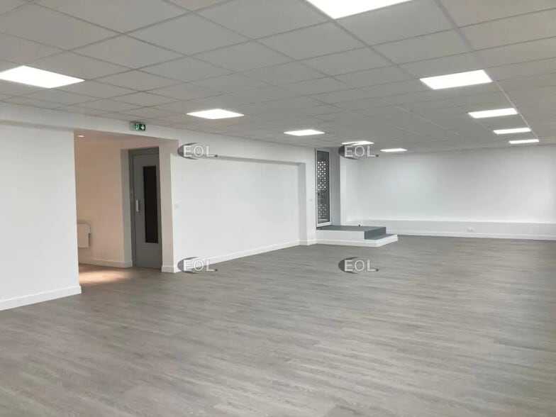 Office in Maisons-Alfort for lease - Building Photo - Image 2 of 9
