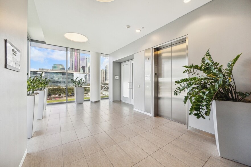 1800 Post Oak Blvd, Houston, TX for lease - Building Photo - Image 3 of 25