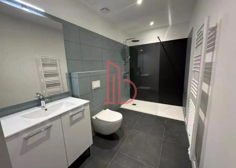 Office in Bordeaux for lease - Interior Photo - Image 2 of 4