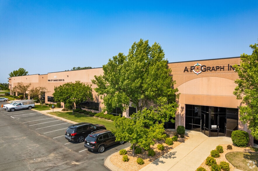 1166-1200 Cliff Rd E, Burnsville, MN for lease - Building Photo - Image 1 of 11