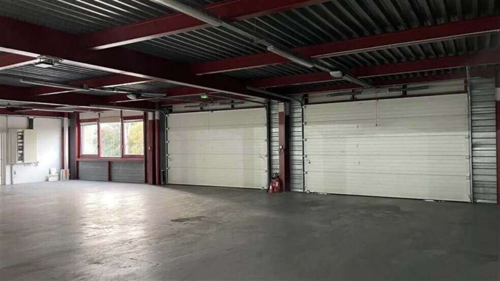 Flex in Créteil for lease - Interior Photo - Image 3 of 11