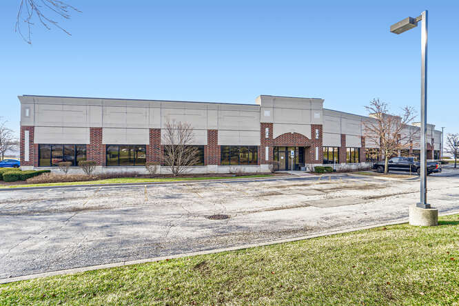 900 Tri State Pky, Gurnee, IL for lease - Building Photo - Image 1 of 11