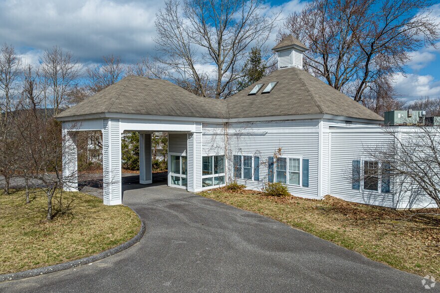 108 E Lake St, Winsted, CT for sale - Primary Photo - Image 1 of 1