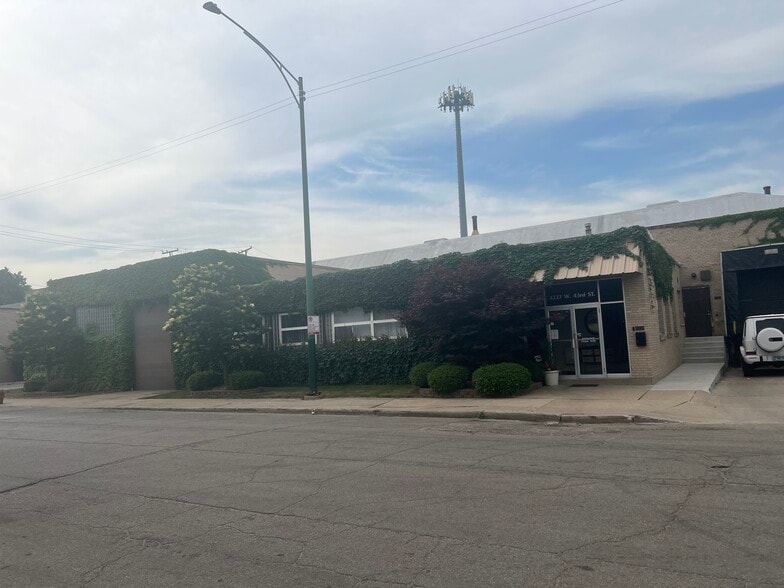 4227 W 43rd St, Chicago, IL for lease - Building Photo - Image 3 of 4