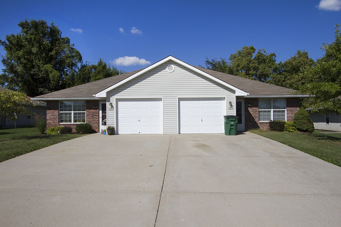 305607 NW Woodbury Dr, Grain Valley, MO 64029