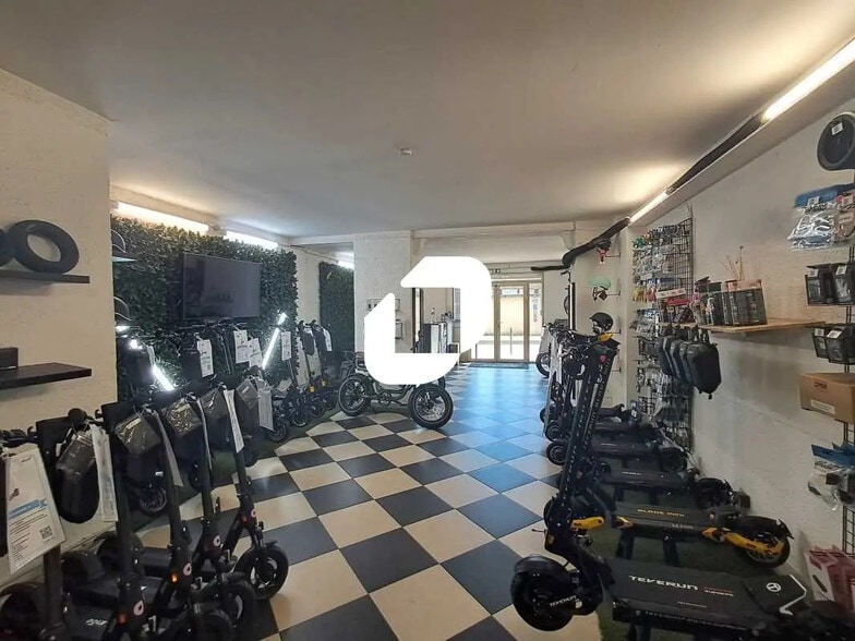 Retail in Bordeaux for lease - Building Photo - Image 3 of 7