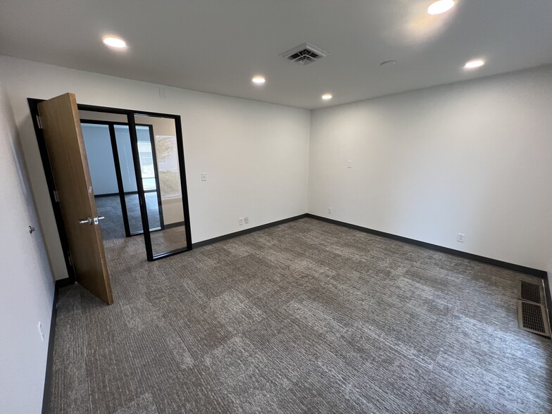 940 N 400 E, North Salt Lake, UT for lease - Interior Photo - Image 3 of 15