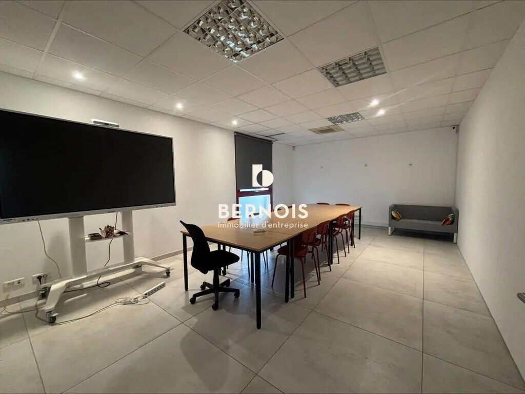 Location Bureaux 167 m² - Photo 1
