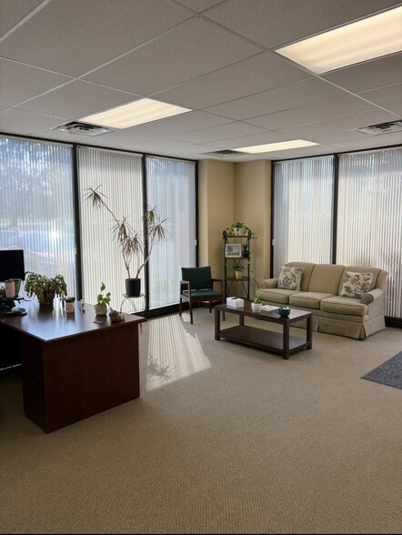 4713 Crossroads Park Dr, Liverpool, NY for lease - Interior Photo - Image 2 of 8