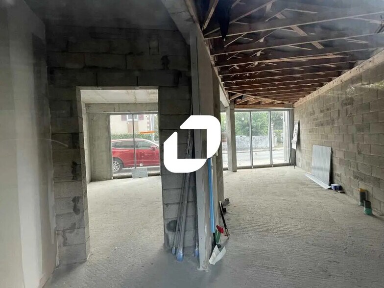 Retail in Biganos for lease - Interior Photo - Image 1 of 9