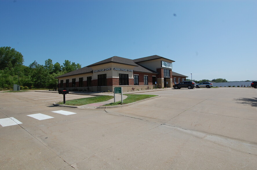 640 Highway 1 W, Iowa City, IA for lease - Building Photo - Image 2 of 51