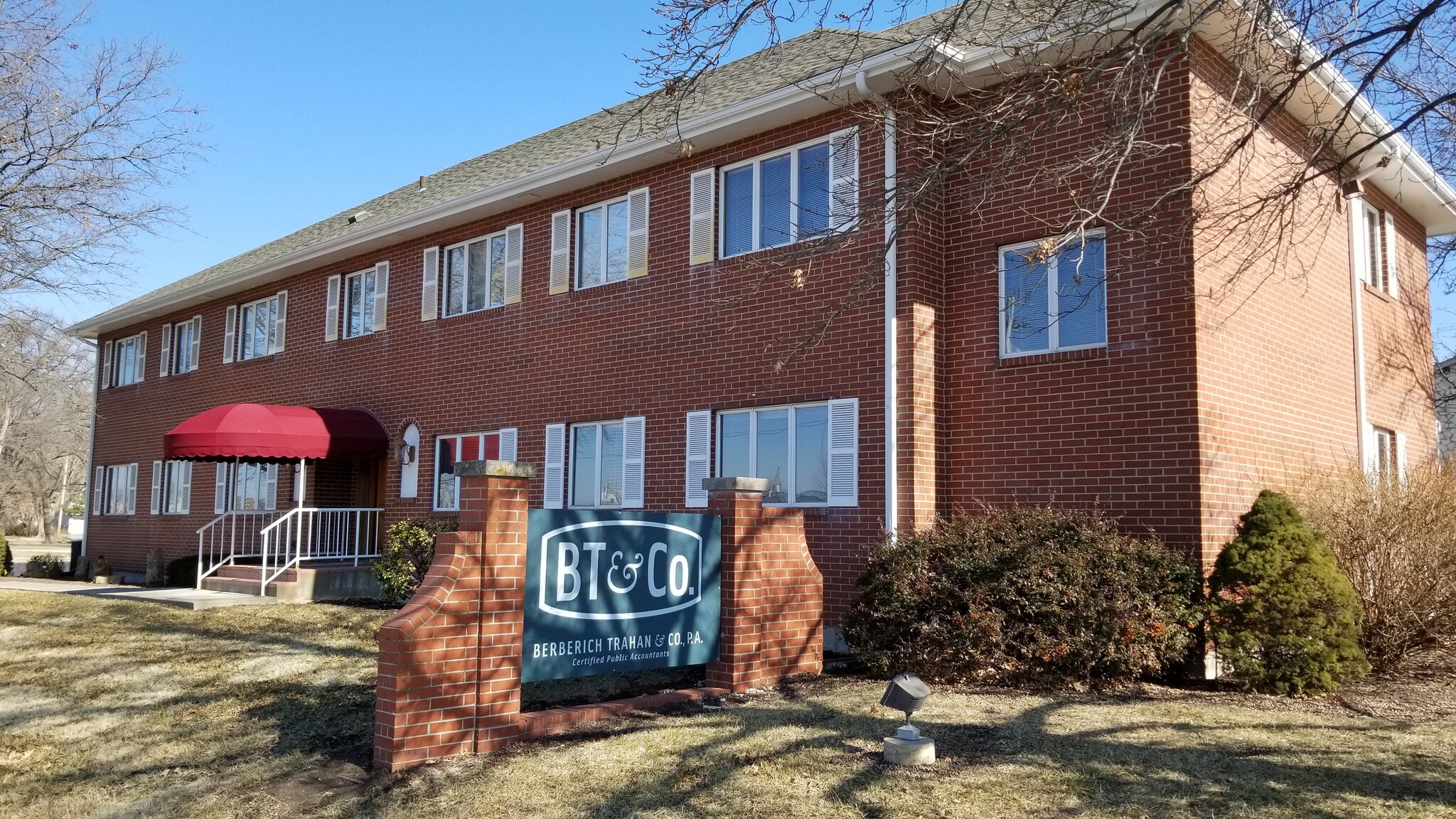 990 SW Fairlawn Rd, Topeka, KS for lease Building Photo- Image 1 of 4