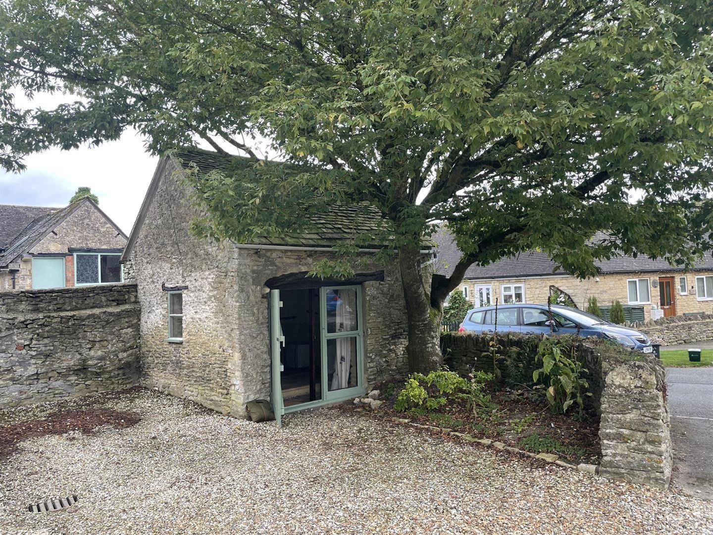 Back Walls, Stow On The Wold for sale Primary Photo- Image 1 of 1