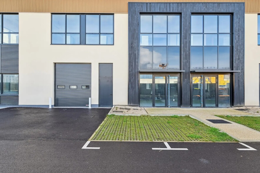 Flex in Nanterre for lease - Building Photo - Image 2 of 7