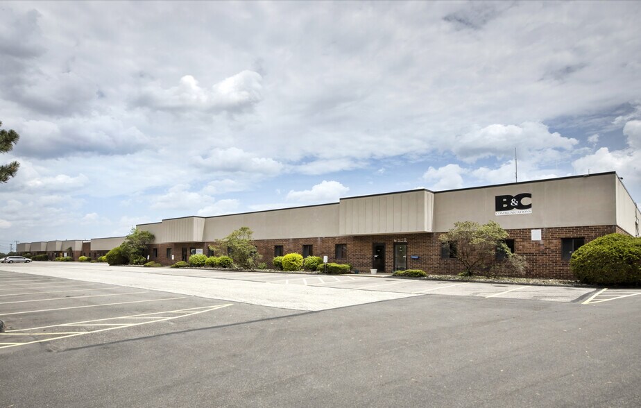 5251-5321 Commerce Pky W, Cleveland, OH for sale - Building Photo - Image 1 of 1