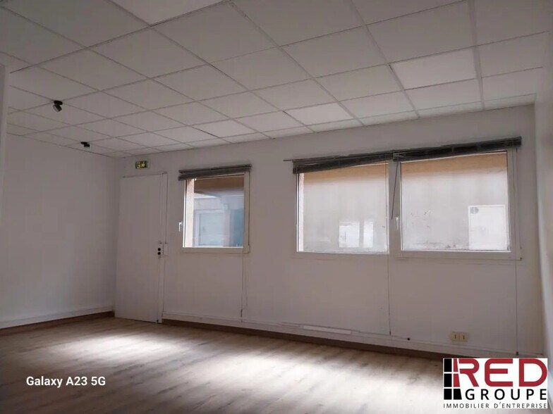 Office in Vitrolles for lease - Building Photo - Image 3 of 6