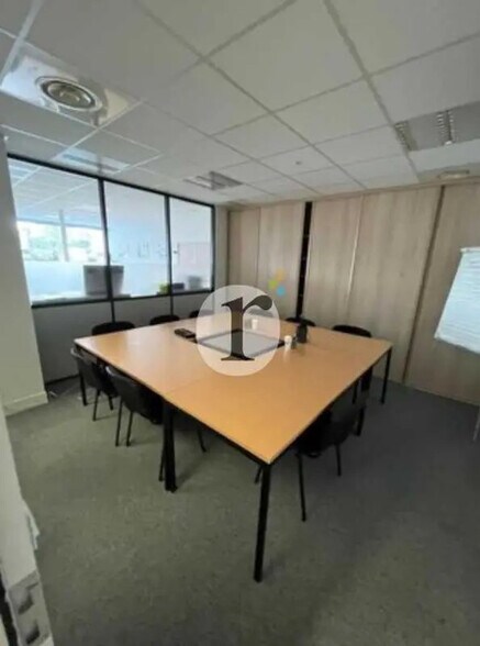 Office in Famars for lease - Interior Photo - Image 2 of 4