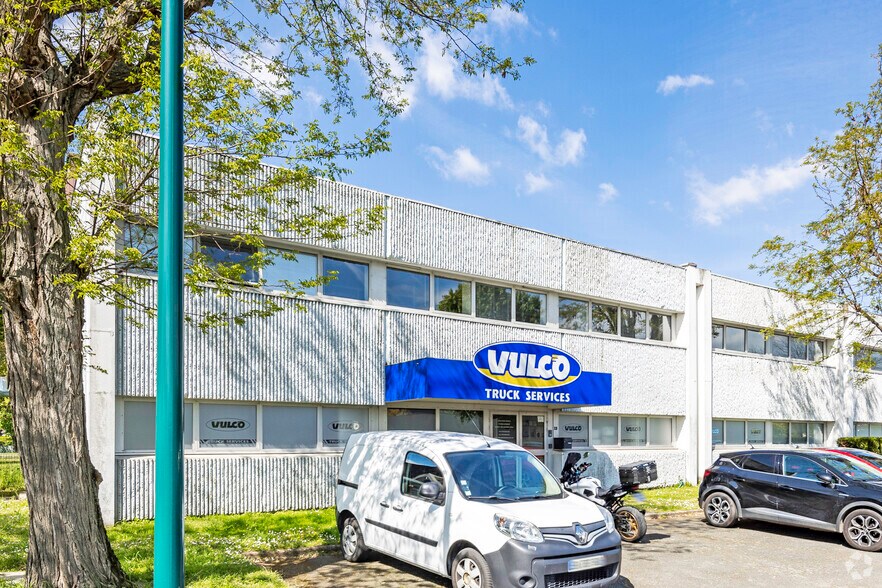 Flex in Saint-Ouen-l'Aumône for lease - Building Photo - Image 2 of 2