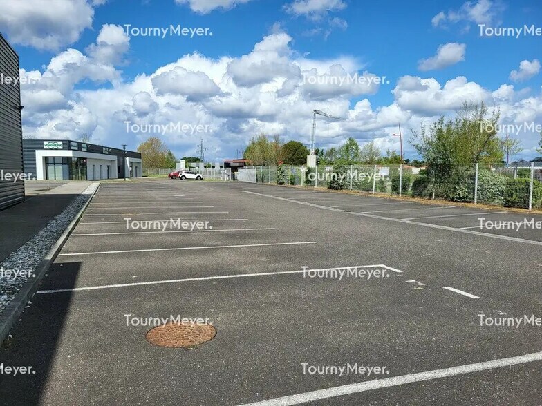 Flex in Saint-Vincent-de-Paul for lease - Building Photo - Image 3 of 8